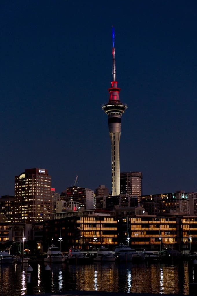 夜のオークランド市街に立つスカイタワーと街の夜景