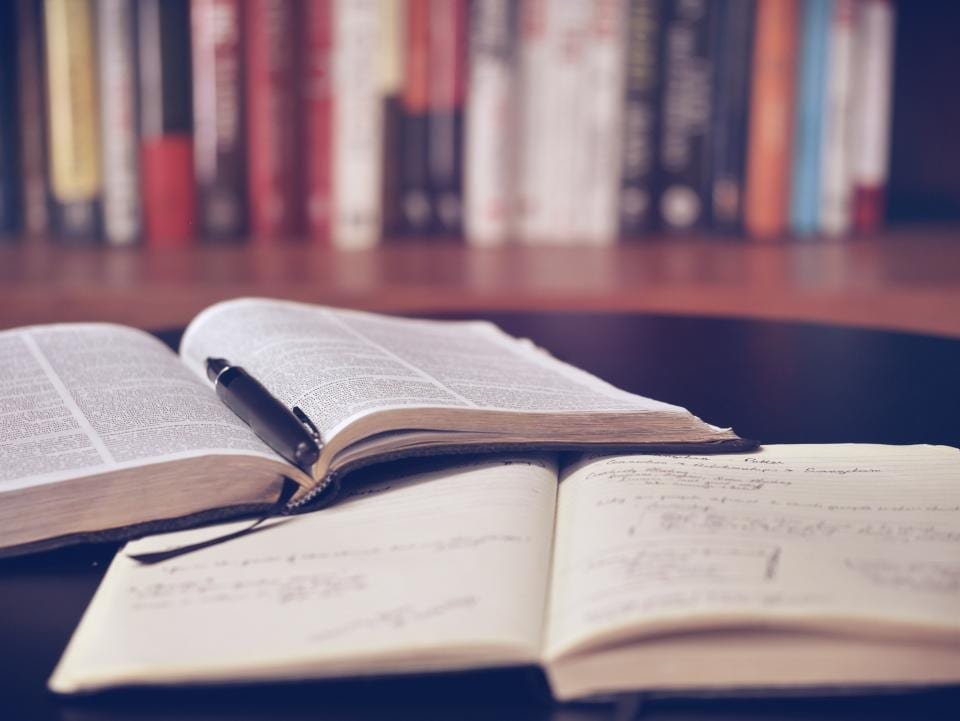 開いた辞書と、手書きのメモが並ぶノート