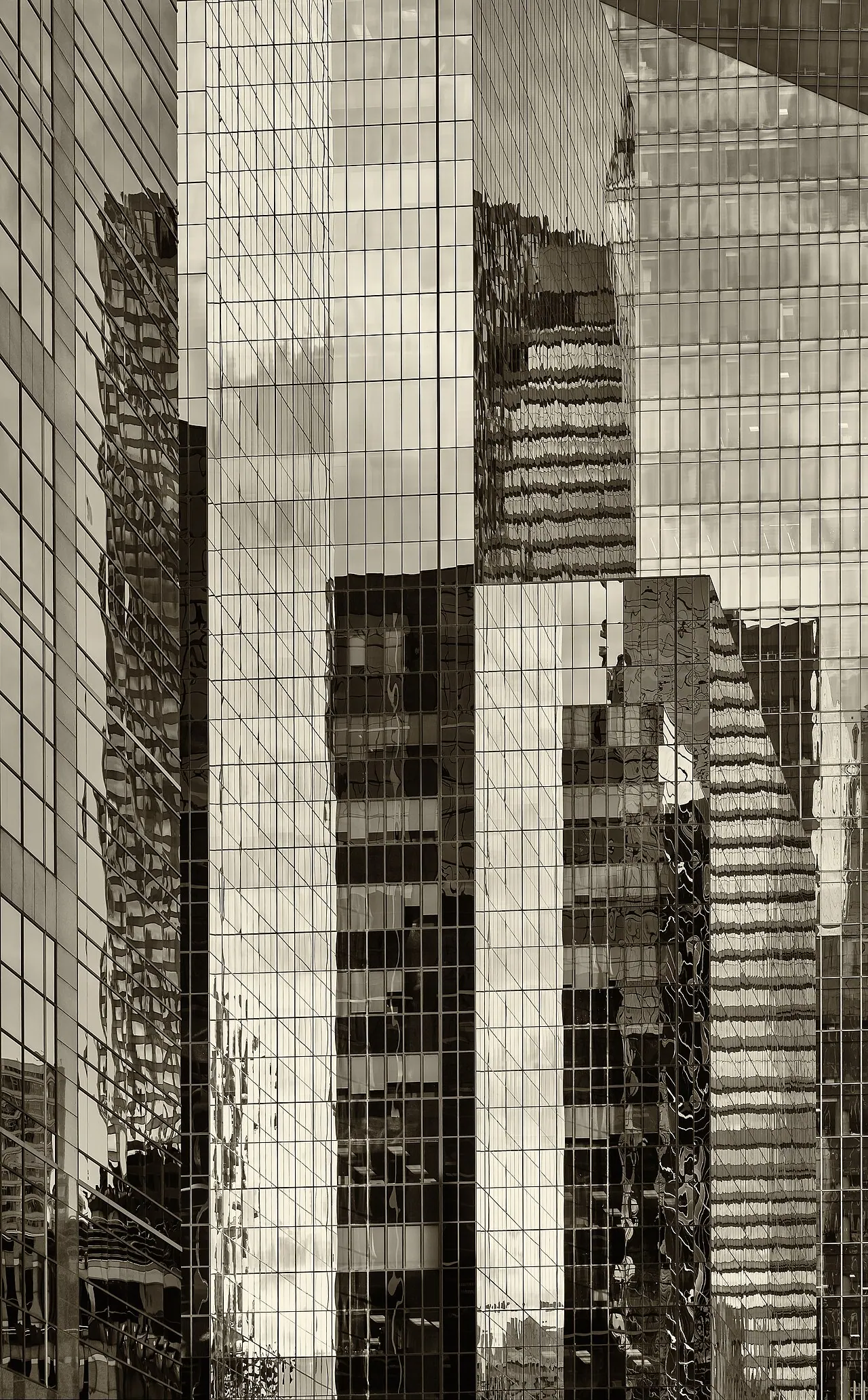 Fachadas de vidrio de rascacielos del centro de Toronto reflejándose unas en otras, en tono sepia