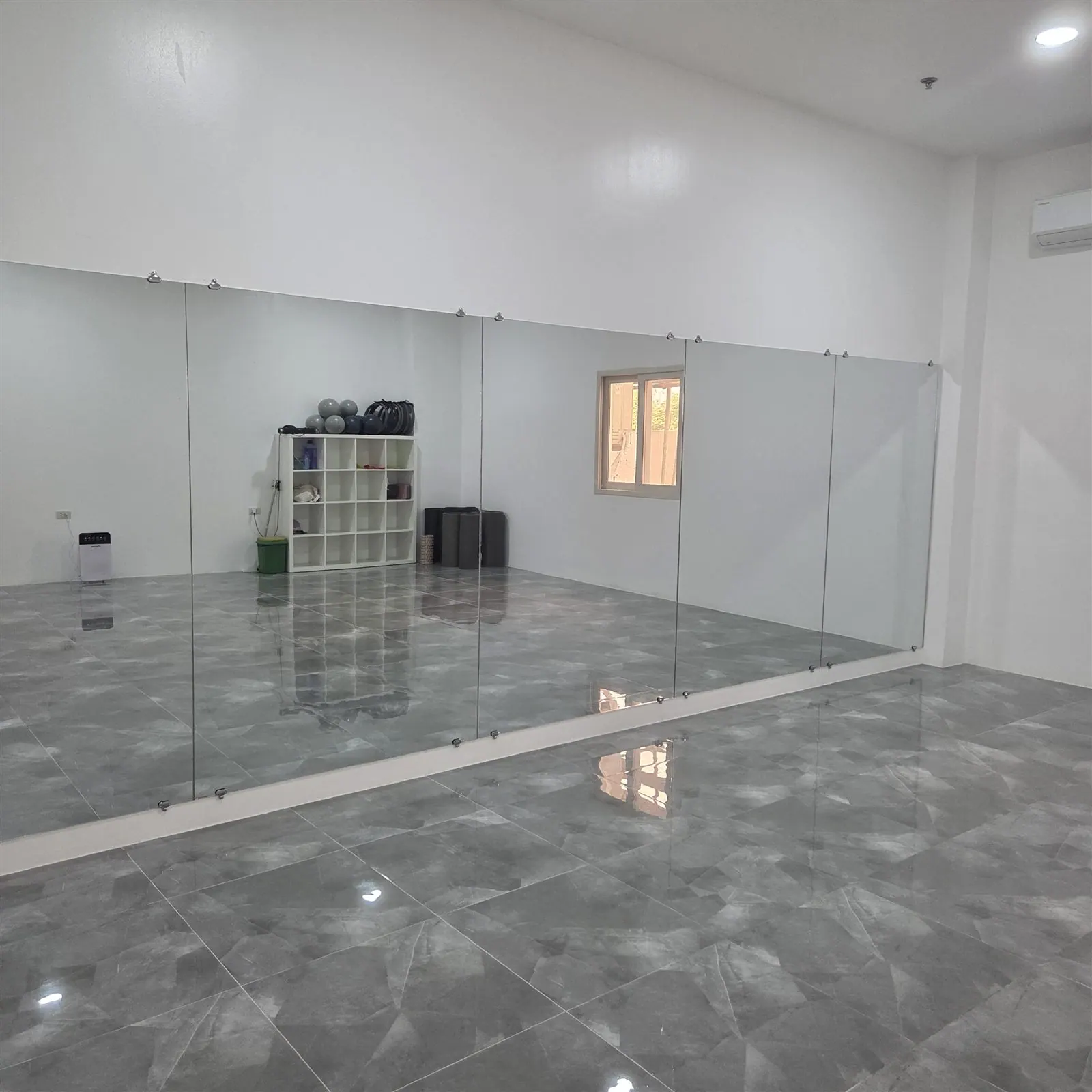 Kampüsteki kapalı etkinlik salonu ve aynalı çalışma alanı