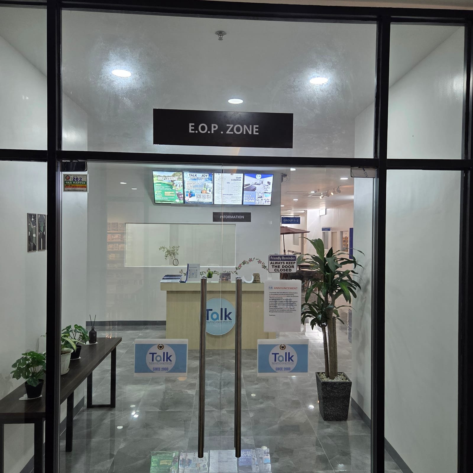 Lối vào bằng kính tầng hai của Talk Academy tại Clark, điểm du học tiếng Anh Philippines