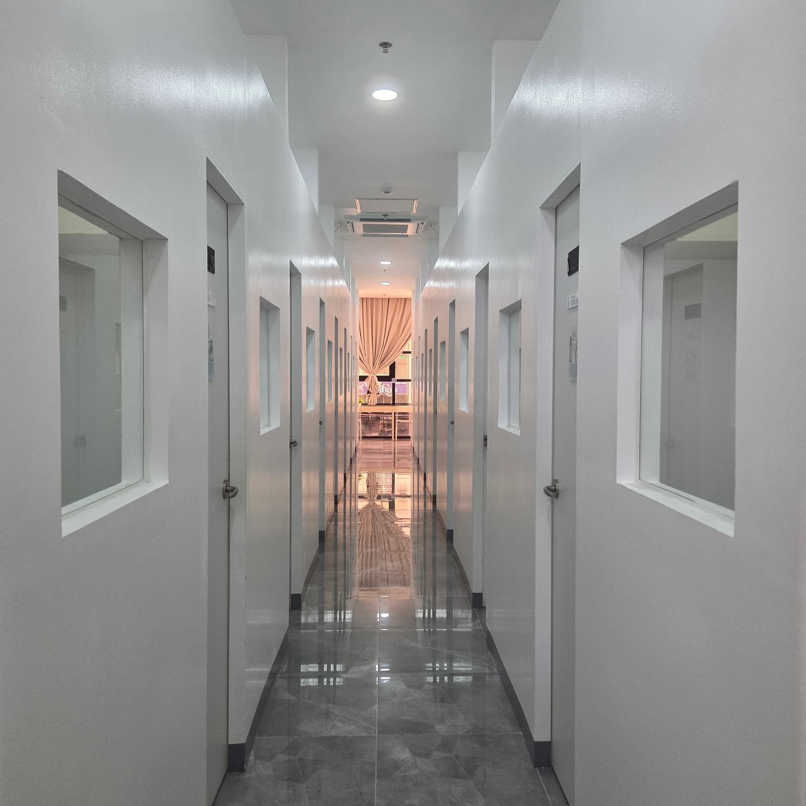 บรรยากาศห้องเรียนของนักเรียนใหม่ในสัปดาห์แรกที่สถาบันภาษาในคลาร์ก