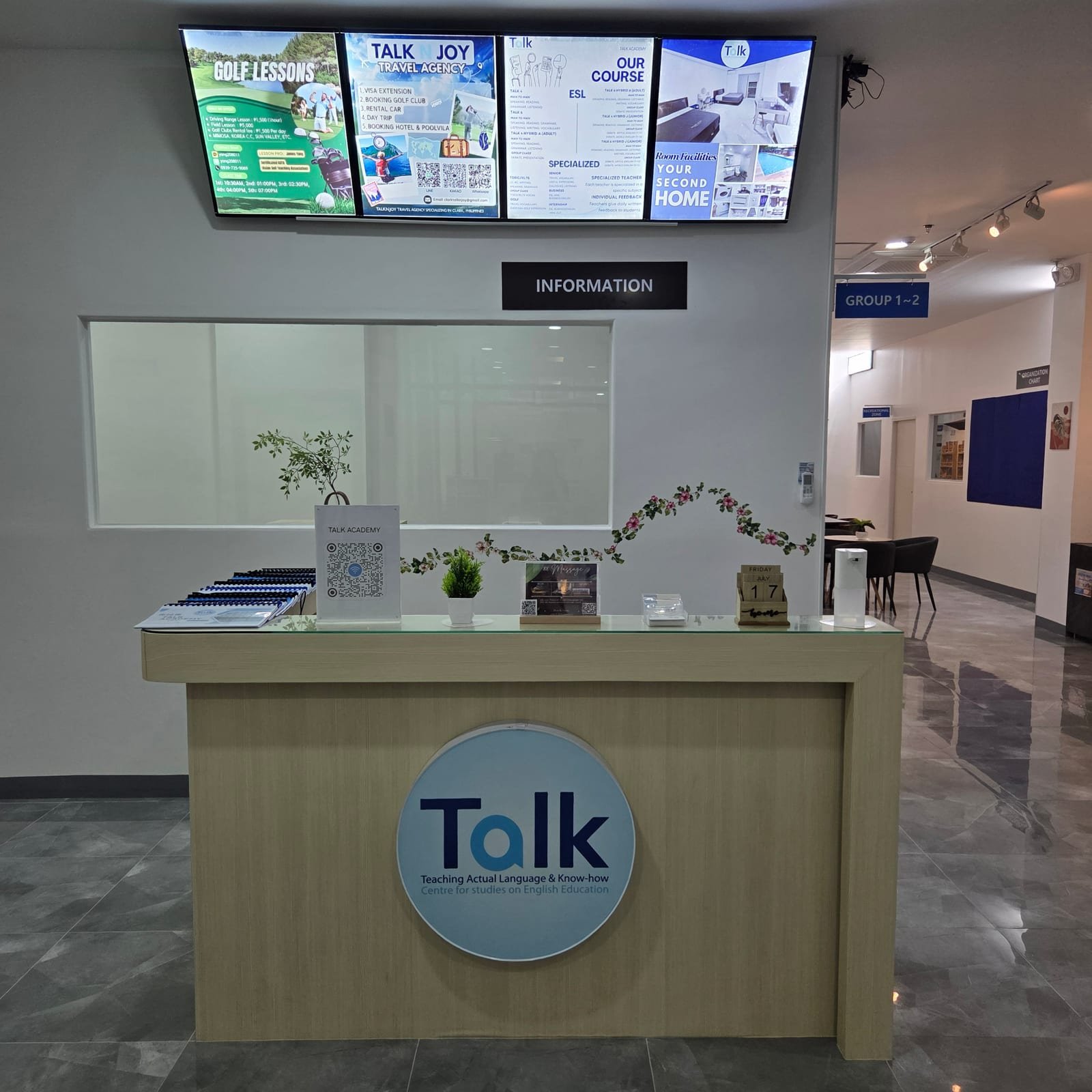Recepção da Talk Academy em Clark, Filipinas, onde a equipe apoia extensão de visto e passeios — parte da estrutura que compõe o custo do intercâmbio