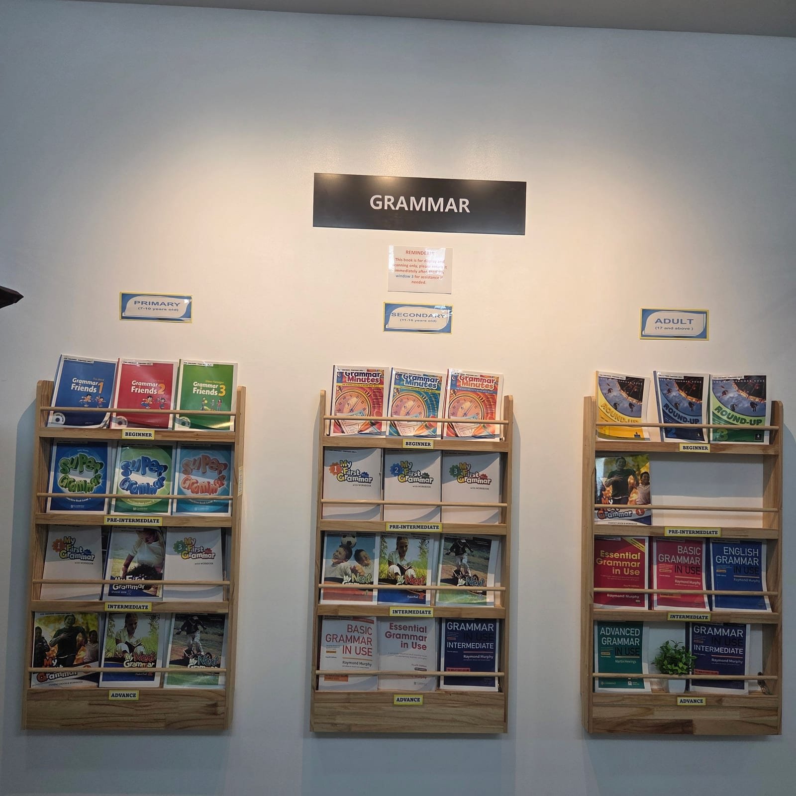 หนังสือเรียนแกรมมาร์สำหรับเรียนภาษาอังกฤษที่ฟิลิปปินส์ จัดเรียงแยกตามระดับที่ Talk Academy คลาร์ก