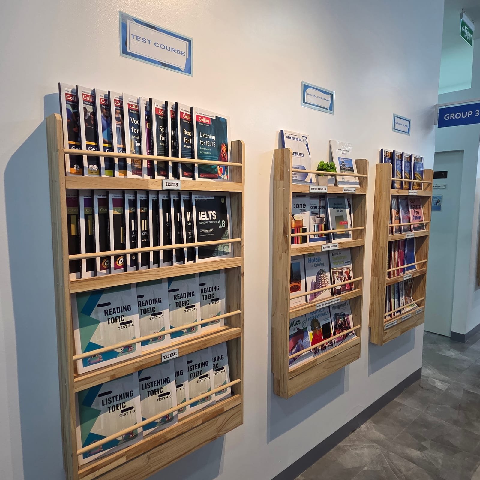 Prateleira com livros de preparação para IELTS e TOEIC na Talk Academy, em Clark