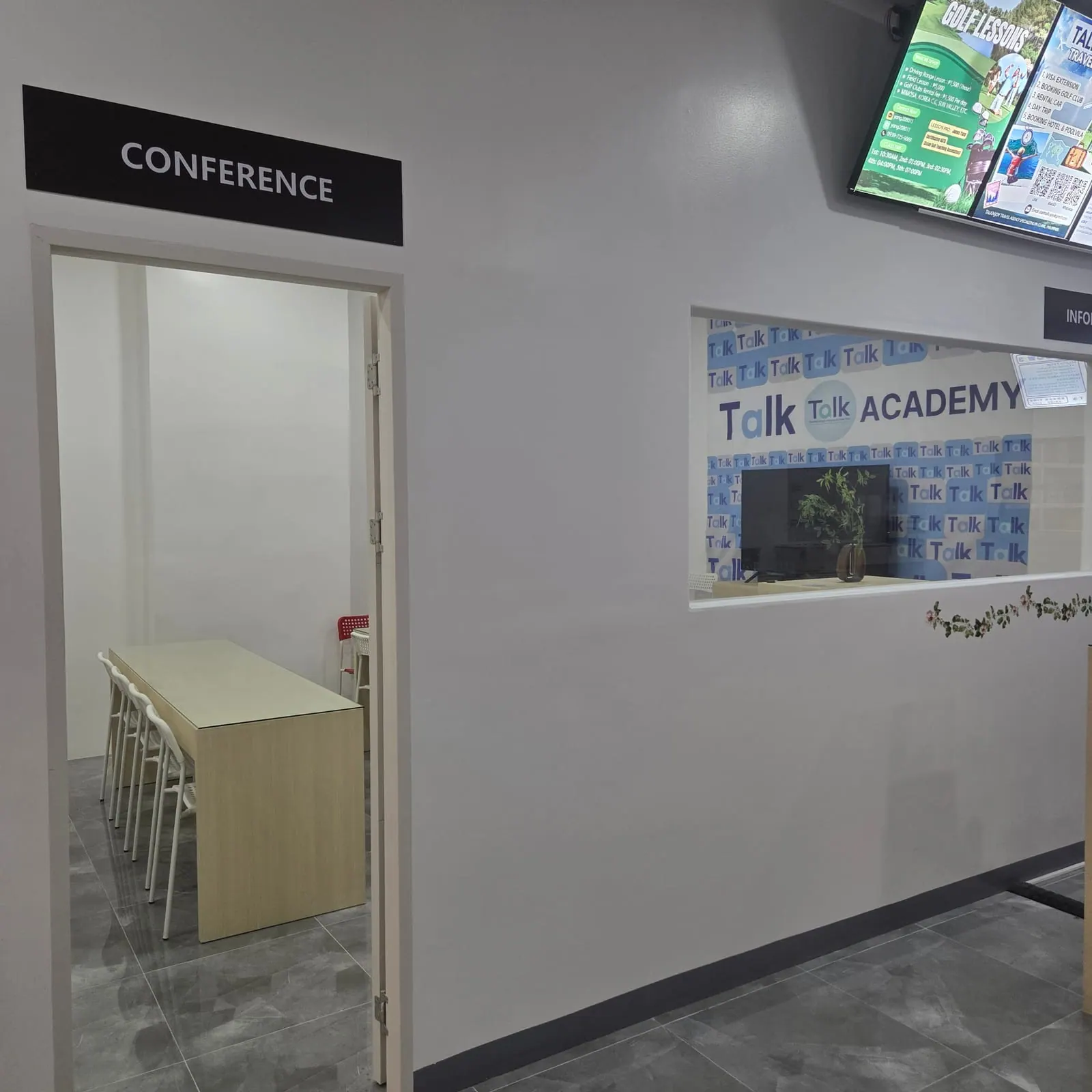 ประตูห้องประชุมที่มีป้าย CONFERENCE และบอร์ดข้อมูลข้างๆ