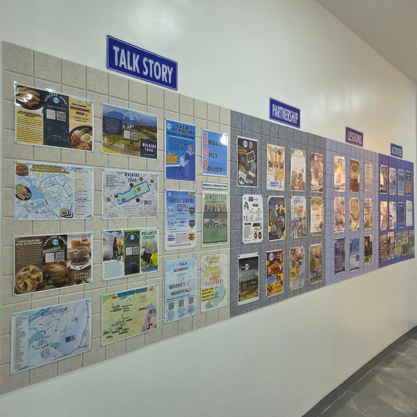 บอร์ดแนะนำปฐมนิเทศสำหรับนักเรียนใหม่ที่ Talk Academy ในคลาร์ก ฟิลิปปินส์