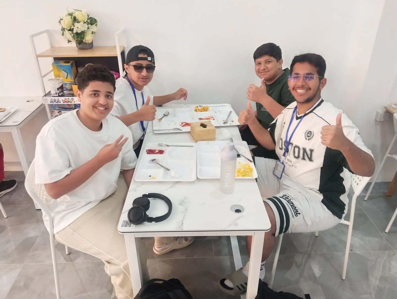 Saudi junior students having a meal in the school canteen