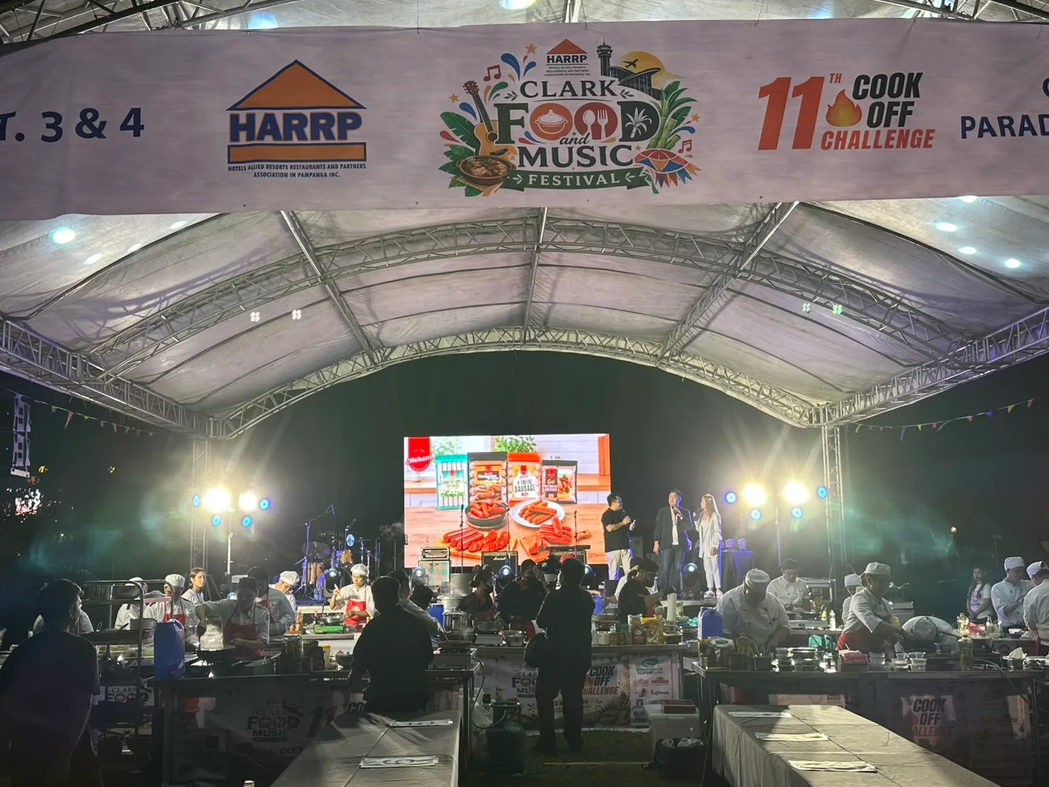 เวทีเทศกาลอาหารและดนตรีคลาร์ก ใต้เต็นท์ที่มีการแข่งขันทำอาหาร