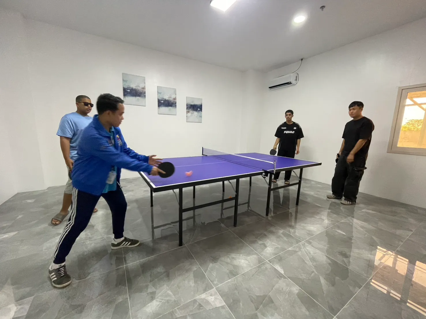 นักเรียนตีปิงปองในโรงเรียน