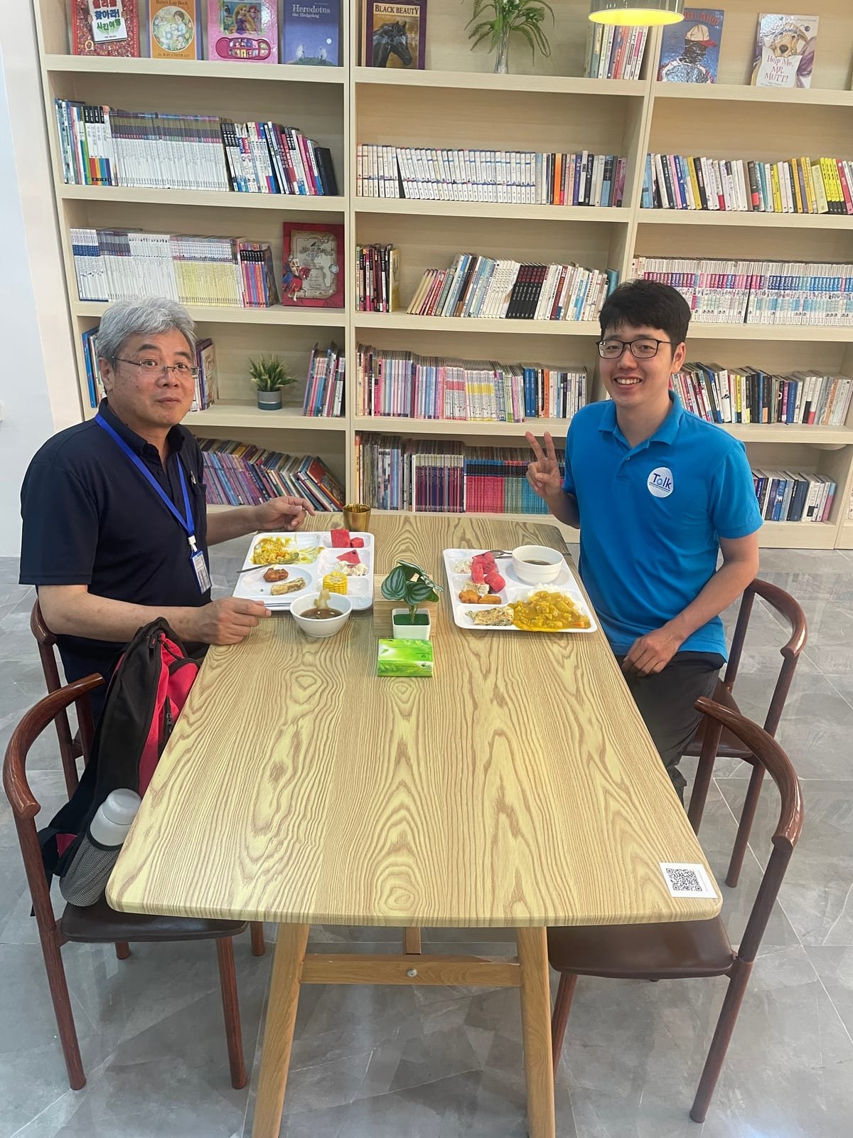 図書ラウンジでスタッフと食事をとる様子