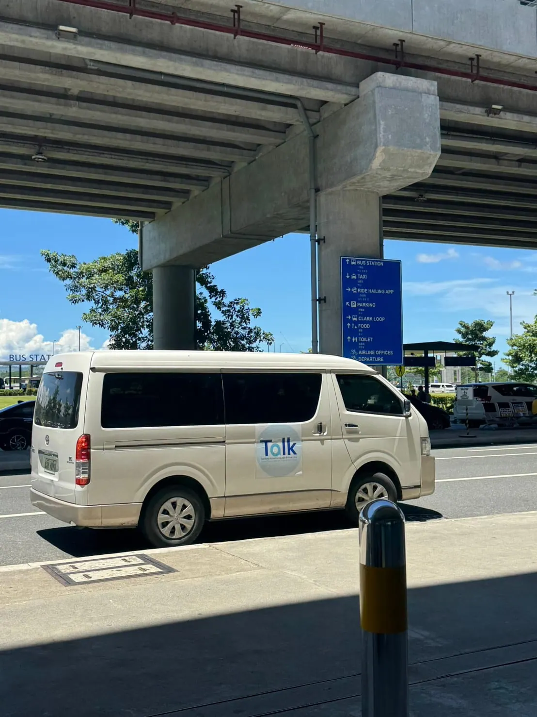 클락 국제공항 앞에 선 학원 픽업 밴