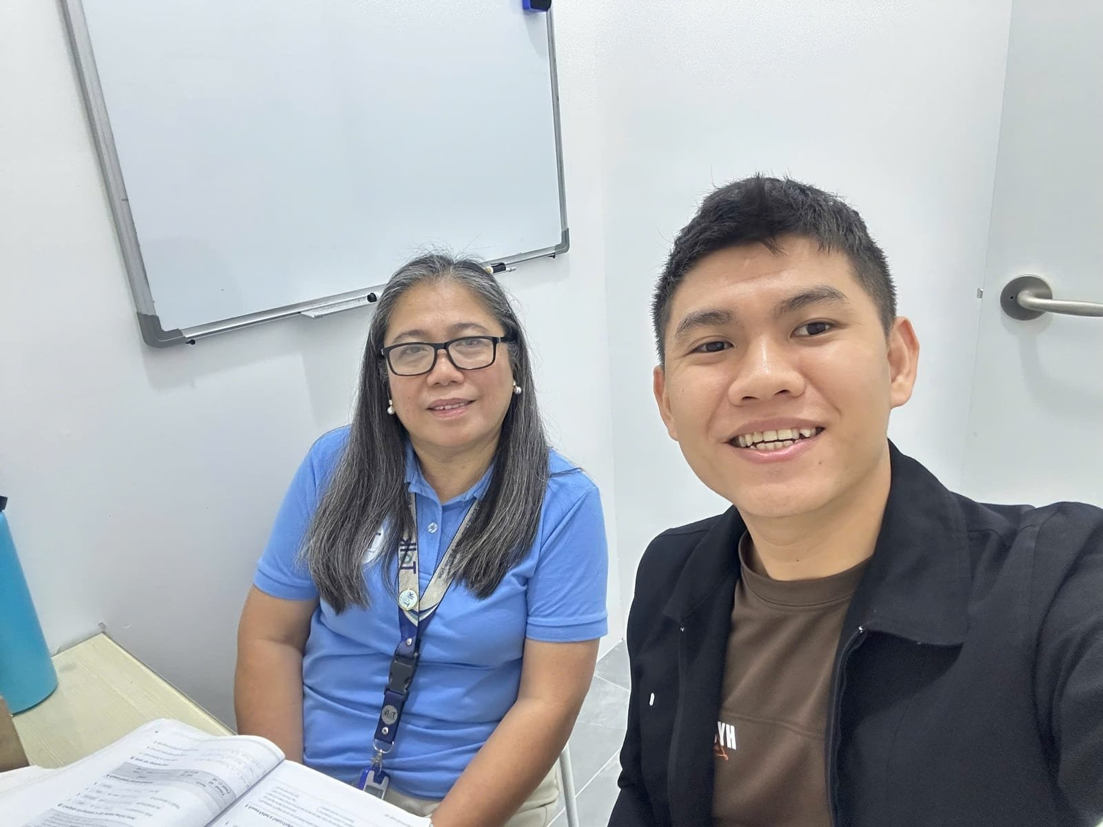 Le Dinh Dat en una clase individual con su profesora, un libro abierto sobre la mesa