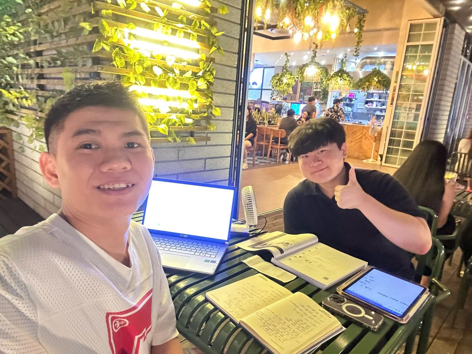 Dat estudiando de noche con un amigo en una cafetería de Clark