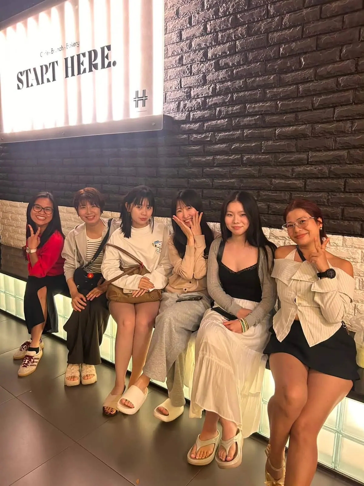 Ngoc Thao com amigos de vários países num café em Clark