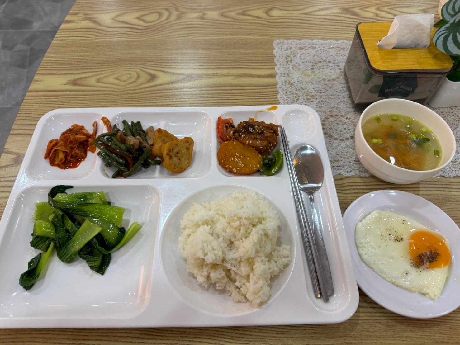 ถาดอาหารในโรงอาหาร มีข้าว ผัก ซุป และไข่ดาว