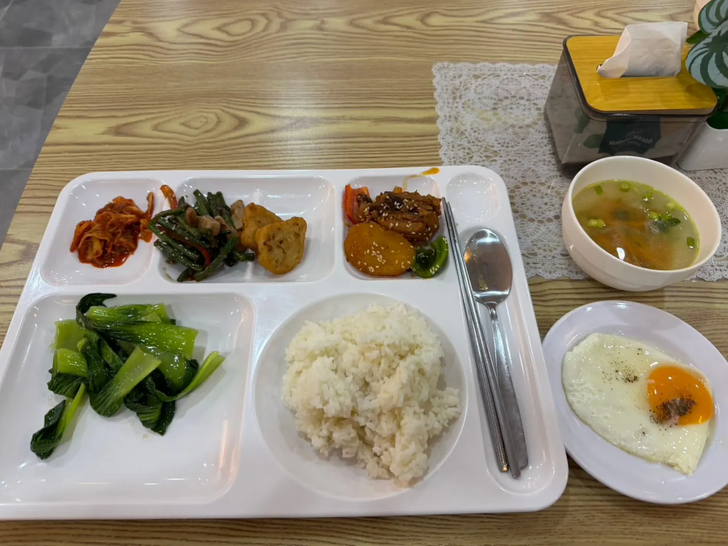 밥·채소·국·계란이 담긴 학교 식당 식판