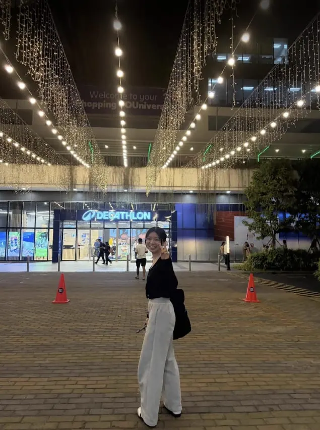 夜のモールの外観